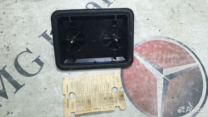 Крышка предохранителя на Mercedes-Benz W123