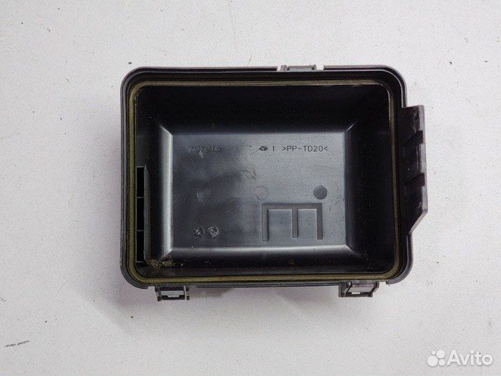 Крышка корпуса блока предохранителей передняя