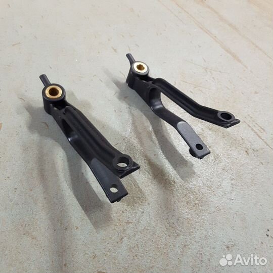 Кронштейн радиатора 1шт Opel Astra H, Zafira B