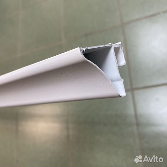 Уголок металлический для стеклянной полки