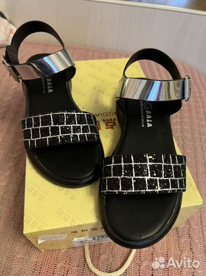 Сандалии для девочки новые