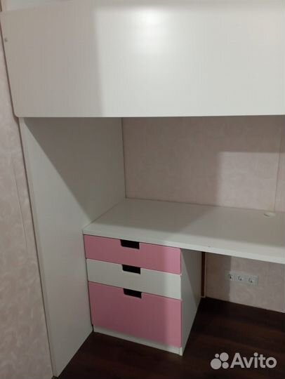 Детская кровать чердак со столом и шкафом