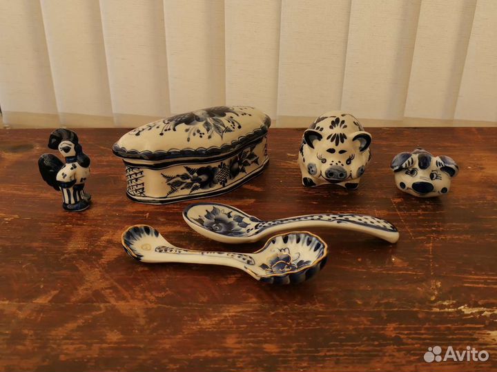 Гжель: шкатулка, ложки, фигурки поросят