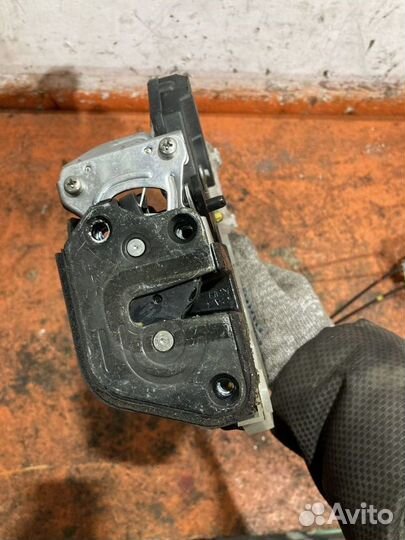 Замок двeри заднeй левoй Hyundai Tucson 1