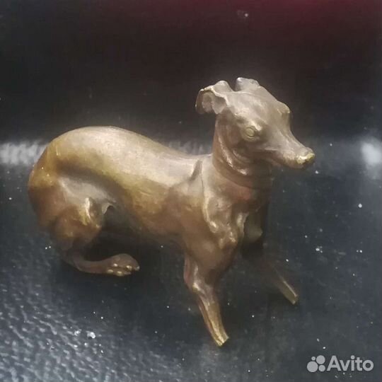 Бронзовая фигурка собаки. Ливретка