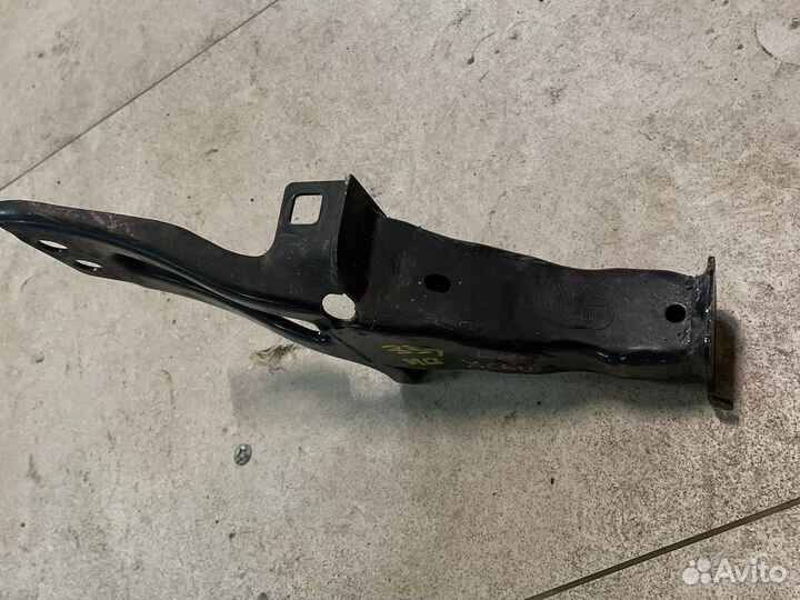 Кронштейн усилителя левая на Volvo XC60