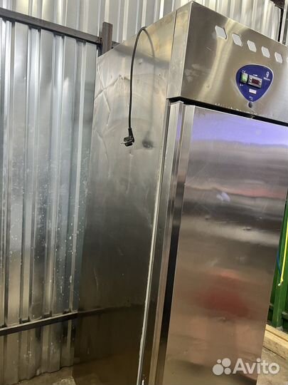 Холодильный шкаф