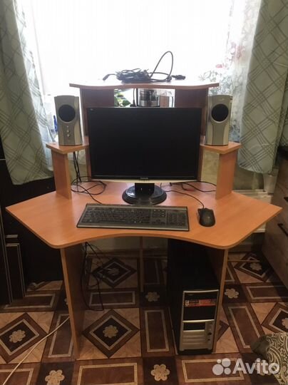Компьютер в сборе со столом