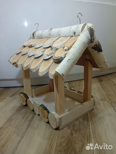 Кормушка для птиц из дерева и спилов