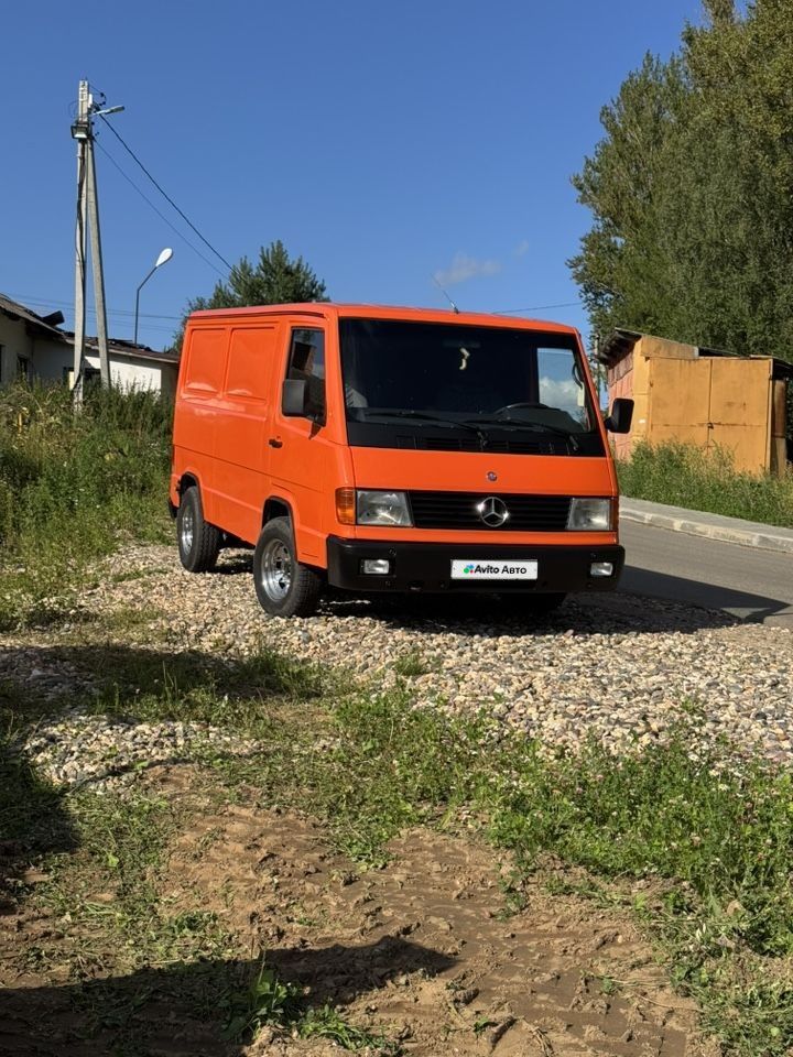 Mercedes-Benz MB100