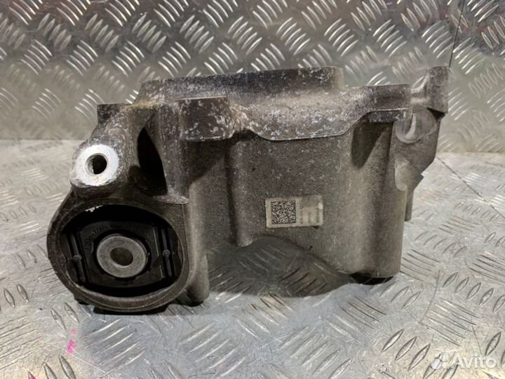 Кулак задний правый Audi A8 D4