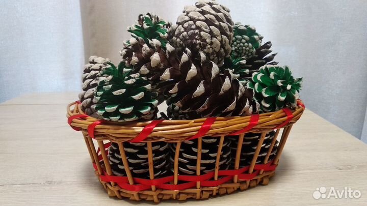 Корзина с шишками