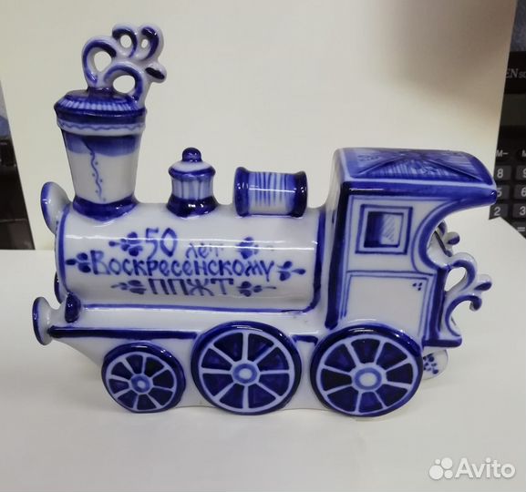 Паровоз. Статуэтка. Гжель
