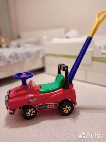Детская машинка каталка с ручкой