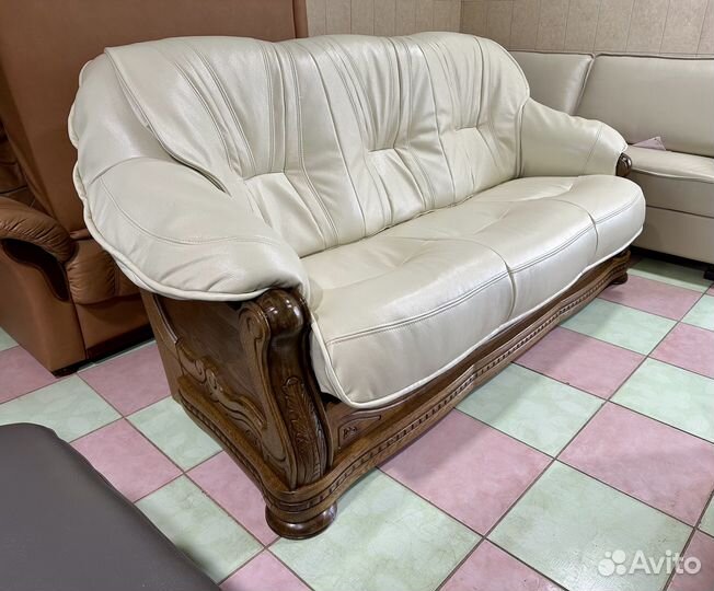 Кожаный диван на дубе