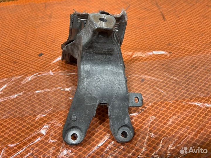 Кронштейн опоры двигателя передний правый Audi A5