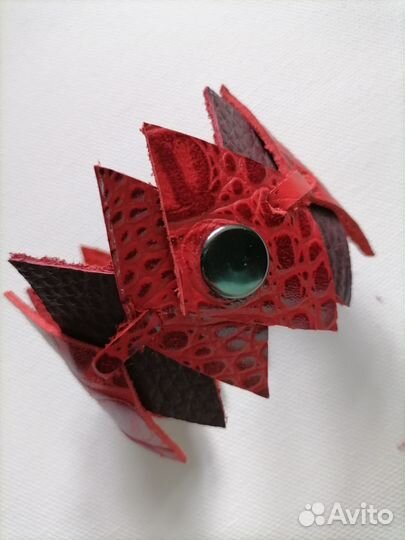 Красный браслет из натуральной кожи