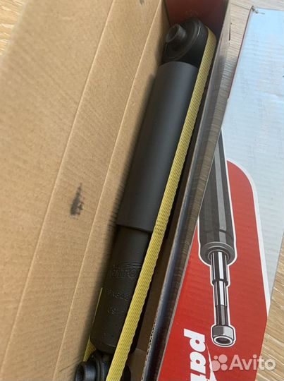 Продам задние амортизаторы новые на Опель