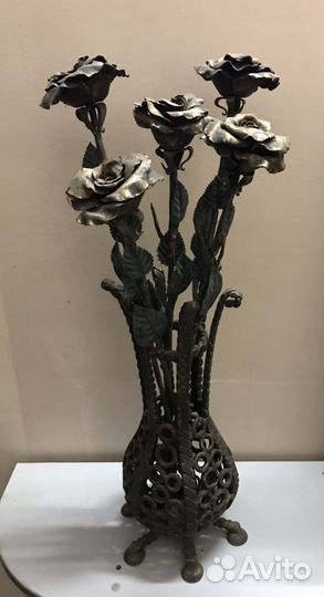 Ковка розы в вазе