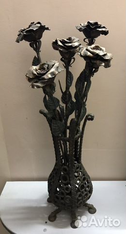 Ковка розы в вазе