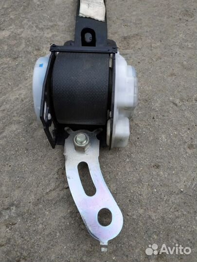 Ремень безопасности задний правый Toyota Avensis 2