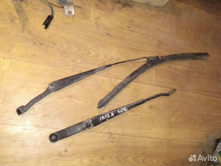 Поводок стеклоочистителя сеат Ибица 91г