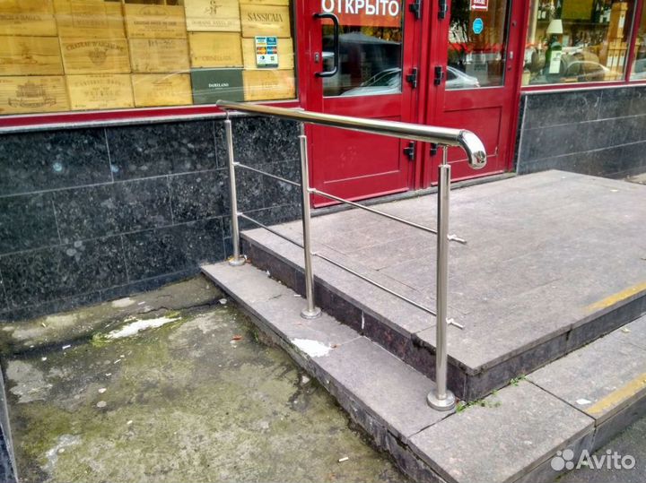 Винтовой пристенный поручень на лестницу