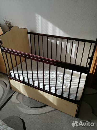 Детская кроватка с маятником