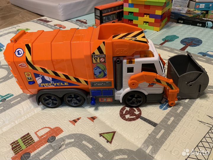 Детская игрушка мусоровоз