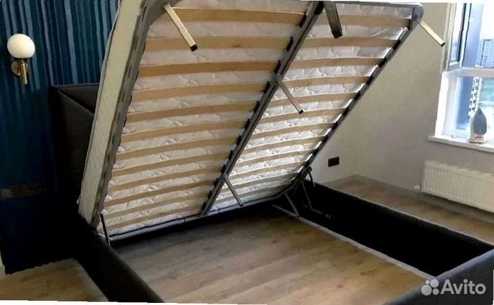 Кровать с мягким изголовьем