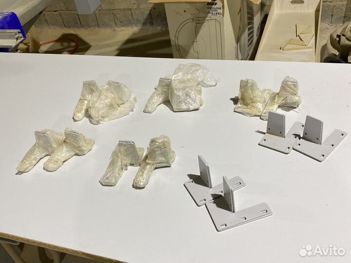 Крепление экрана-перегородки для двойного стола