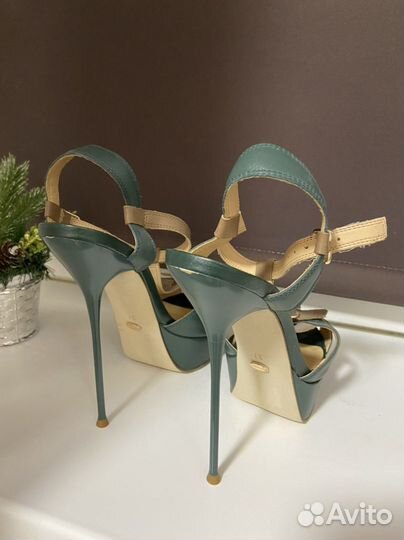 Босоножки женские на шпильке