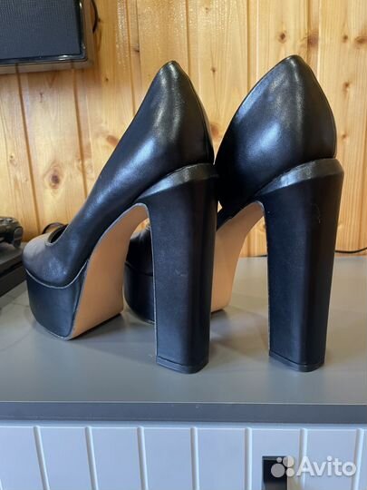Туфли большого размера на каблуке