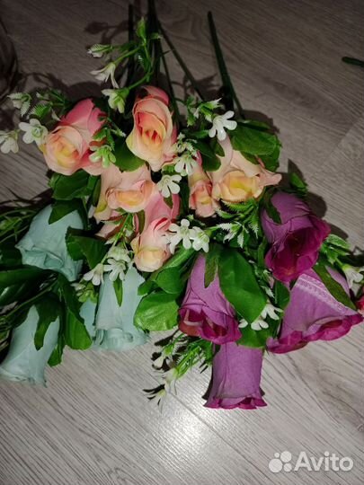 Искусственные цветы на кладбище