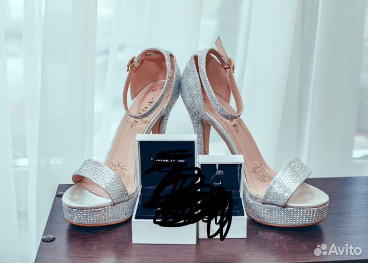 Босоножки праздничные