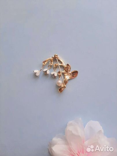 Брошь ландыш