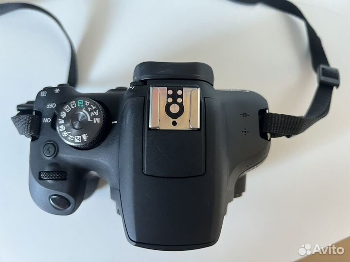 Зеркальный фотоаппарат Canon eos 2000d