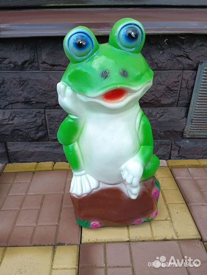 Садовые фигуры лягушек из полистоуна
