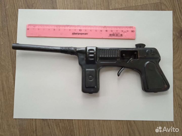 Игрушечный железный пистолет