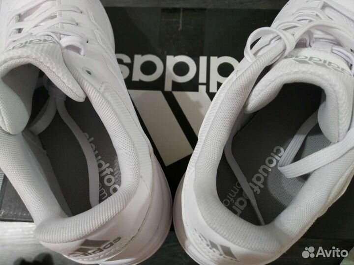 Новые кроссовки. Оригинальный Adidas