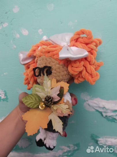 Школьница из плюшевой пряжи