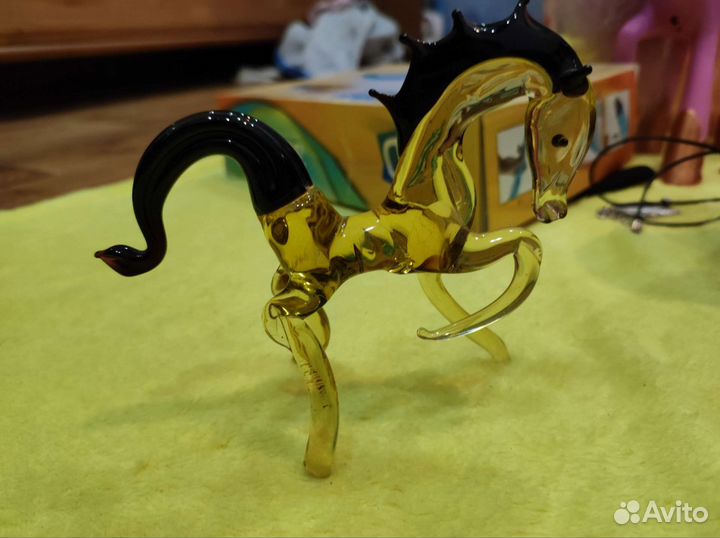 Фигурка лошади из стекла