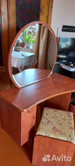 Туалетный столик с зеркалом и стул