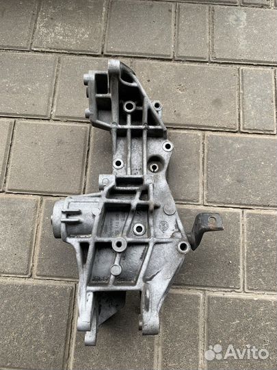 Кронштейн генератора Фольксваген Пассат Б5