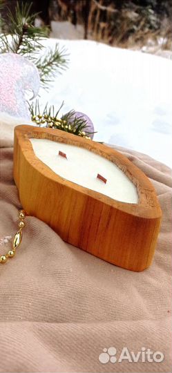 Свеча в деревянном подсвечнике