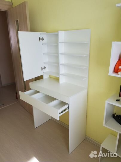 Белый косметический стол