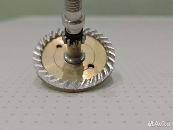 Шпули,много запчастей Daiwa