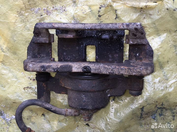 Суппорт тормозной передний Mazda 626 GE 91-97 гг