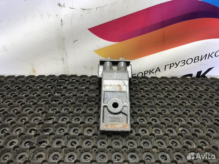 Кронштейн переднего стабилизатора правый