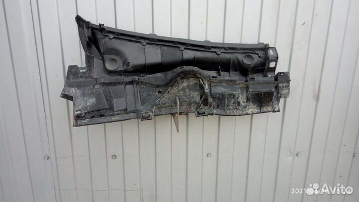 Решетка под лобовое стекло левая Toyota Corolla